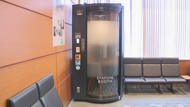 사물함에서 누군가를 기다리는 내산.